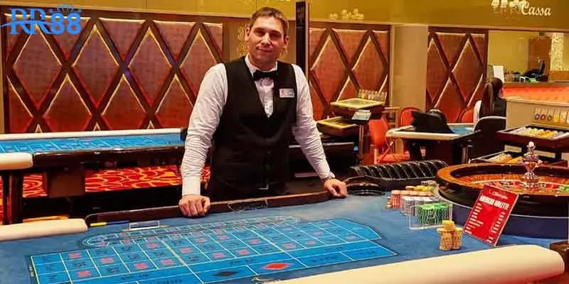 người chia bài casino